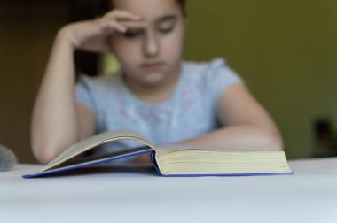 çocuk masasında kitap okuma