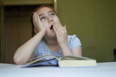 çocuk masasında kitap okuma