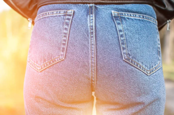 Kobieta łup w dżinsy — Zdjęcie stockowe