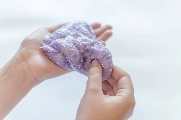 Slimes in de hand van een kind — Stockfoto