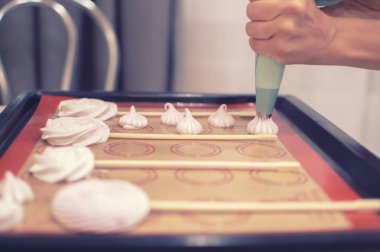 kızın elleri evde beze hazırlar. Şekerleme. Se