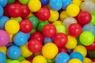Çocukların oyun odasında renkli plastik toplar. Geçmişi. doku.