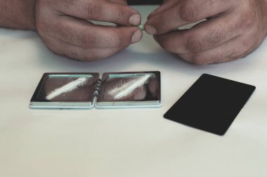 uyuşturucu kullanımı, bir kişi kokain teneffüs ve esrar içiyor. Damarlara eroin enjekte ediyor, nüfusun sosyal bir sorunu. aile sorunu