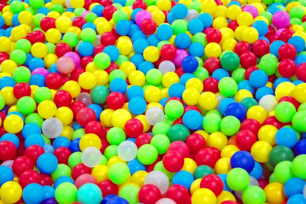 Bolas de plástico de colores en una sala de juegos para niños. fondo. textura. — Foto de Stock