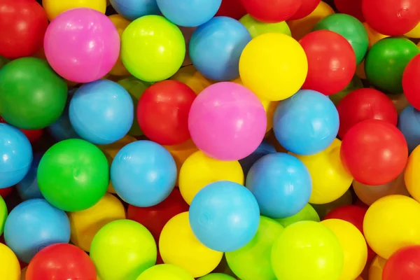 Bolas de plástico de colores en una sala de juegos para niños. fondo. textura. — Foto de Stock