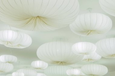 bir kafede tavanda kağıt lambalar. arka plan, tektür