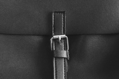 kadın çantası üzerinde toka, şık bir siyah sırt çantası üzerinde bir kemer şeklinde siyah toka