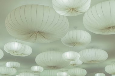 bir kafede tavanda kağıt lambalar. arka plan, tektür