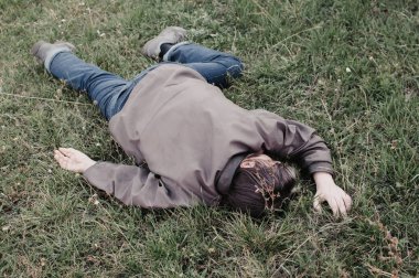 Çimenlerde bir cesedi. Ceza. Alkollü zehirlenme. Evsiz bir adamı öldürmek. yıldırım düşmesi nden sonra ceset