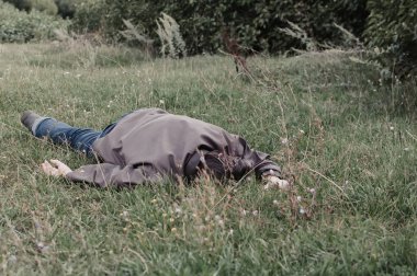 Çimenlerde bir cesedi. Ceza. Alkollü zehirlenme. Evsiz bir adamı öldürmek. yıldırım düşmesi nden sonra ceset