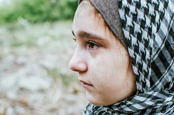 Дитина-біженець у війні, мусульманська дівчина з брудним обличчям на руїнах, поняття миру і війни, дитина плаче і чекає допомоги. — стокове фото