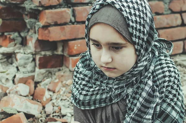 戦争中の難民の子供、遺跡に汚い顔を持つイスラム教徒の少女、平和と戦争の概念、子供が泣いて助けを待っている. — ストック写真