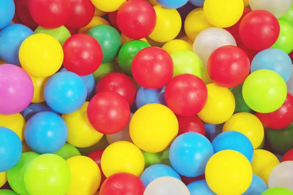 Bolas de plástico de colores en una sala de juegos para niños. fondo. textura. — Foto de Stock