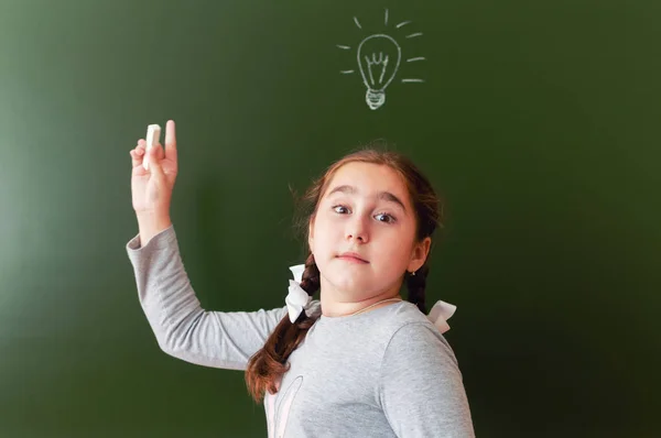 Een schoolmeisje van het bord kon een oplossing vinden voor het probleem. Inspiratie. het idee kwam — Stockfoto