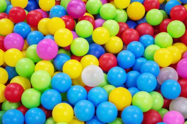 Çocukların oyun odasında renkli plastik toplar. Geçmişi. doku.