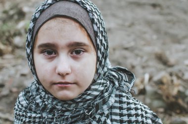 savaşta bir mülteci çocuk, harabeler üzerinde kirli bir yüzü olan Müslüman bir kız, barış ve savaş kavramı, çocuk ağlıyor ve yardım bekliyor.