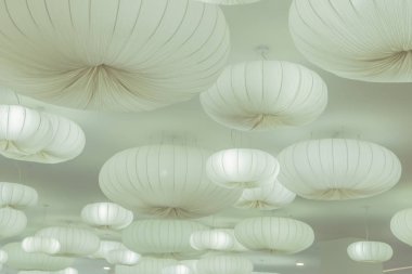 bir kafede tavanda kağıt lambalar. arka plan, tektür