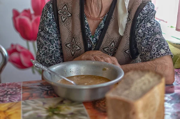 La anciana come sopa, comida de caridad para los pensionistas pobres, reforma social —  Fotos de Stock