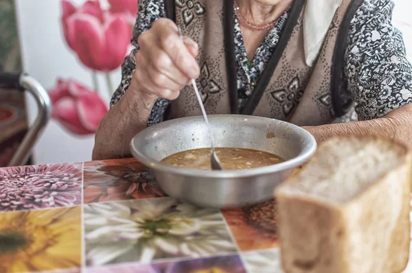La anciana come sopa, comida de caridad para los pensionistas pobres, reforma social —  Fotos de Stock
