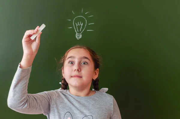 Een schoolmeisje van het bord kon een oplossing vinden voor het probleem. Inspiratie. het idee kwam — Stockfoto