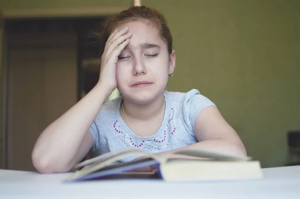 Niño leyendo un libro en la mesa — Foto de Stock