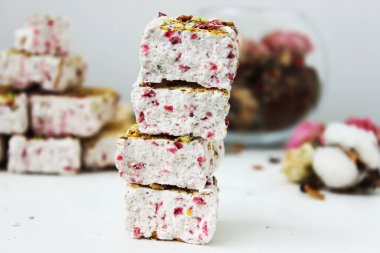 Masanın üzerinde meyve parçaları olan ev yapımı fındık yığını. Evde çalış. Yatay fotoğraf. Seçici odak.