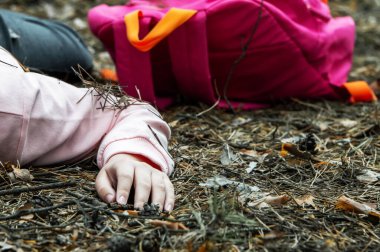 Ormanda cinayet. Ormanda yerde yatan ölü bir gencin eli. Şiddet kurbanı. Çocuk istismarı kavramı. Kapat..