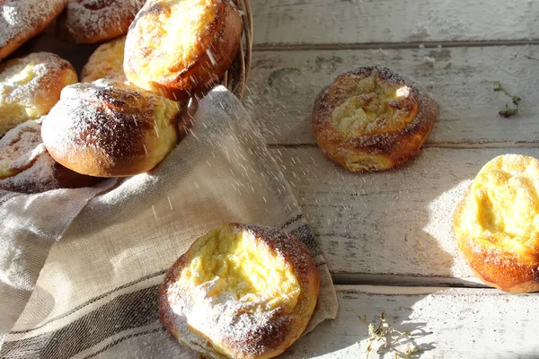 Brânzeturi Proaspete Într Coș Masă Lemn Soare Tort Casă Cofetărie — Fotografie, imagine de stoc