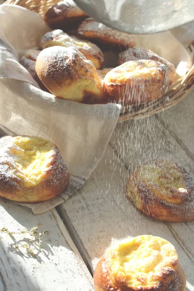 Bolos Queijo Frescos Uma Cesta Uma Mesa Madeira Sol Bolo — Fotografia de Stock