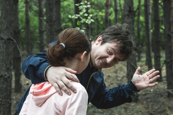 Uma Adolescente Está Falar Floresta Com Homem Que Oferece Para — Fotografia de Stock