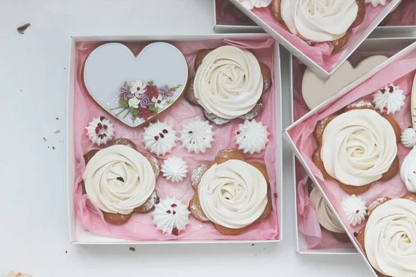 Pão Gengibre Delicado Forma Coração Flores Uma Caixa Presente Fundo — Fotografia de Stock