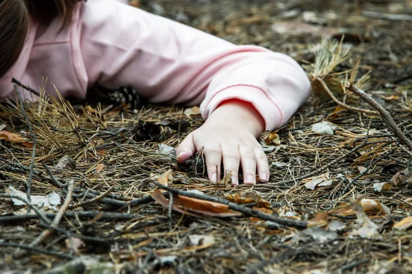 Gyilkosság Erdőben Egy Halott Tinédzser Keze Erdőben Földön Erőszak Áldozata — Stock Fotó