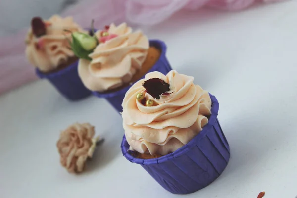 Cupcakes Com Creme Delicado Suporte Lilás Decorado Com Flores Uma — Fotografia de Stock