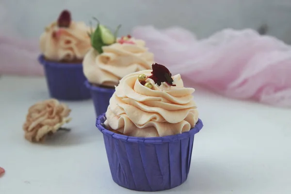 Cupcakes Com Creme Delicado Suporte Lilás Decorado Com Flores Uma — Fotografia de Stock