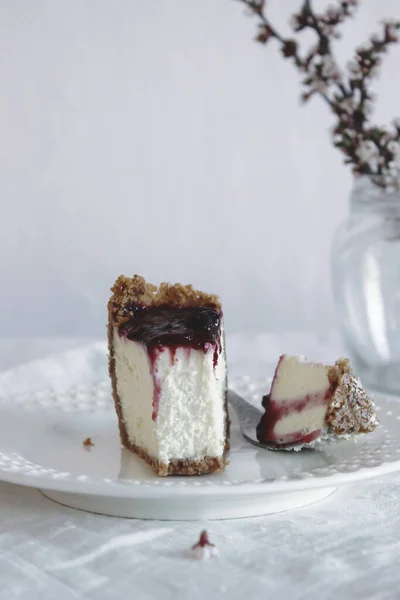 Uma Fatia Cheesecake Caseiro Regada Com Geléia Groselha Polvilhada Com — Fotografia de Stock