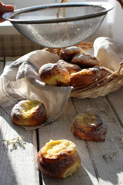 Brânzeturi Proaspete Într Coș Masă Lemn Soare Tort Casă Cofetărie — Fotografie, imagine de stoc