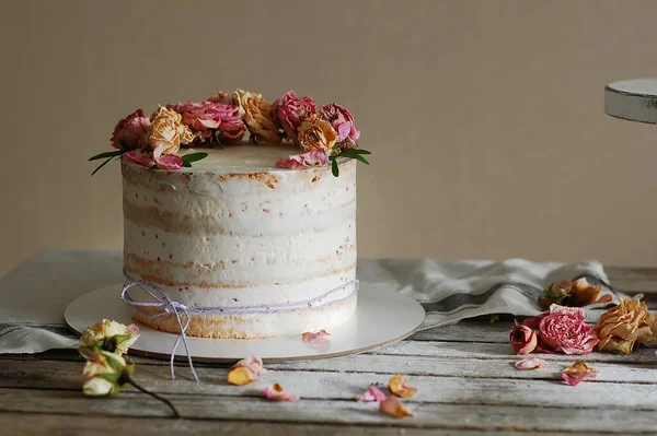 Torta Alla Panna Bianca Decorata Con Fiori Freschi Tavolo Legno — Foto Stock