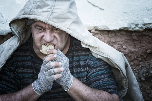 Hemlös Tandlös Hungrig Man Äter Glupskt Bit Bröd Fattigdom Arbetslöshet — Stockfoto
