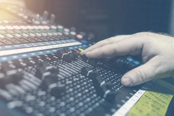 Mano Umana Sulla Console Miscelazione Nello Studio Registrazione Sotto Riflettori — Foto Stock