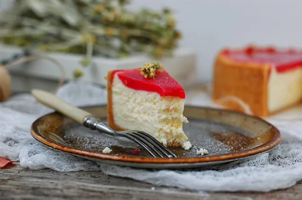 Een Stuk Roomtaart Met Fruitglazuur Een Bord Met Een Vork — Stockfoto