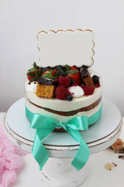 Bolo Frutas Creme Branco Amarrado Com Uma Fita Azul Com — Fotografia de Stock