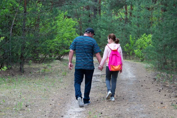 Викрадення Дітей Чоловік Синій Футболці Штанях Чорній Кепці Забирає Дівчинку — стокове фото