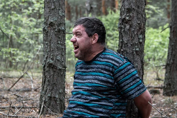 Morderstwo Lesie Ciało Mężczyzny Niebieskiej Koszulce Spodniach Siedzi Ziemi Pośród Zdjęcia Stockowe bez tantiem