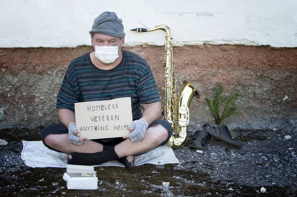 Bezdomovecký Pouliční Muzikant Lékařské Masce Sedí Ulici Saxofonem Aby Vydělal Stock Snímky