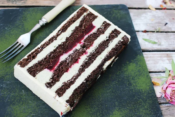 Pezzo Torta Cioccolato Con Crema Bianca Ripieno Bacche Piatto Con — Foto Stock