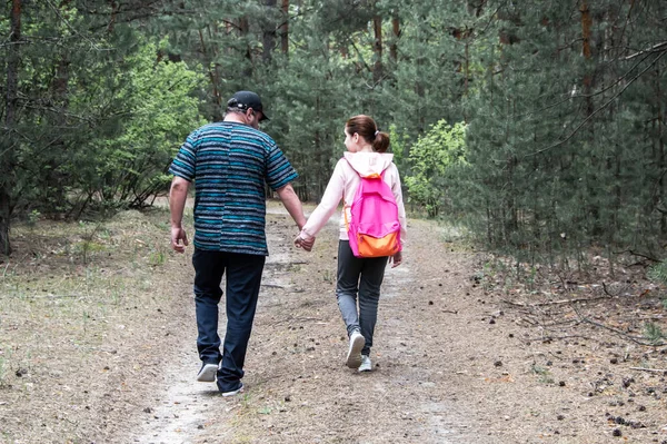 Викрадення Дітей Чоловік Синій Футболці Штанях Чорній Кепці Забирає Дівчинку — стокове фото