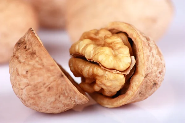 Cracked Walnut Macro Tiro Isolado Fundo Branco — Fotografia de Stock