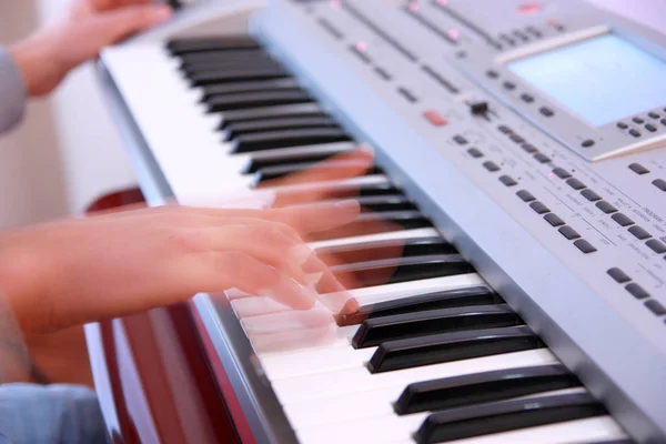 電子キーボードやピアノの横を遊ぶ男の手のクローズ アップ — ストック写真
