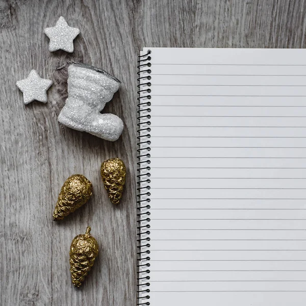 Weihnachtsschmuck Weißer Stiefel Des Weihnachtsmannes Goldene Tannenzapfen Schneeflocken Und Ein — Stockfoto