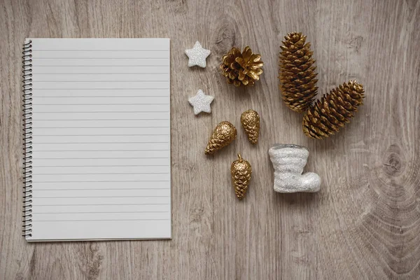 Weihnachtsschmuck Weißer Stiefel Des Weihnachtsmannes Goldene Tannenzapfen Schneeflocken Und Ein — Stockfoto